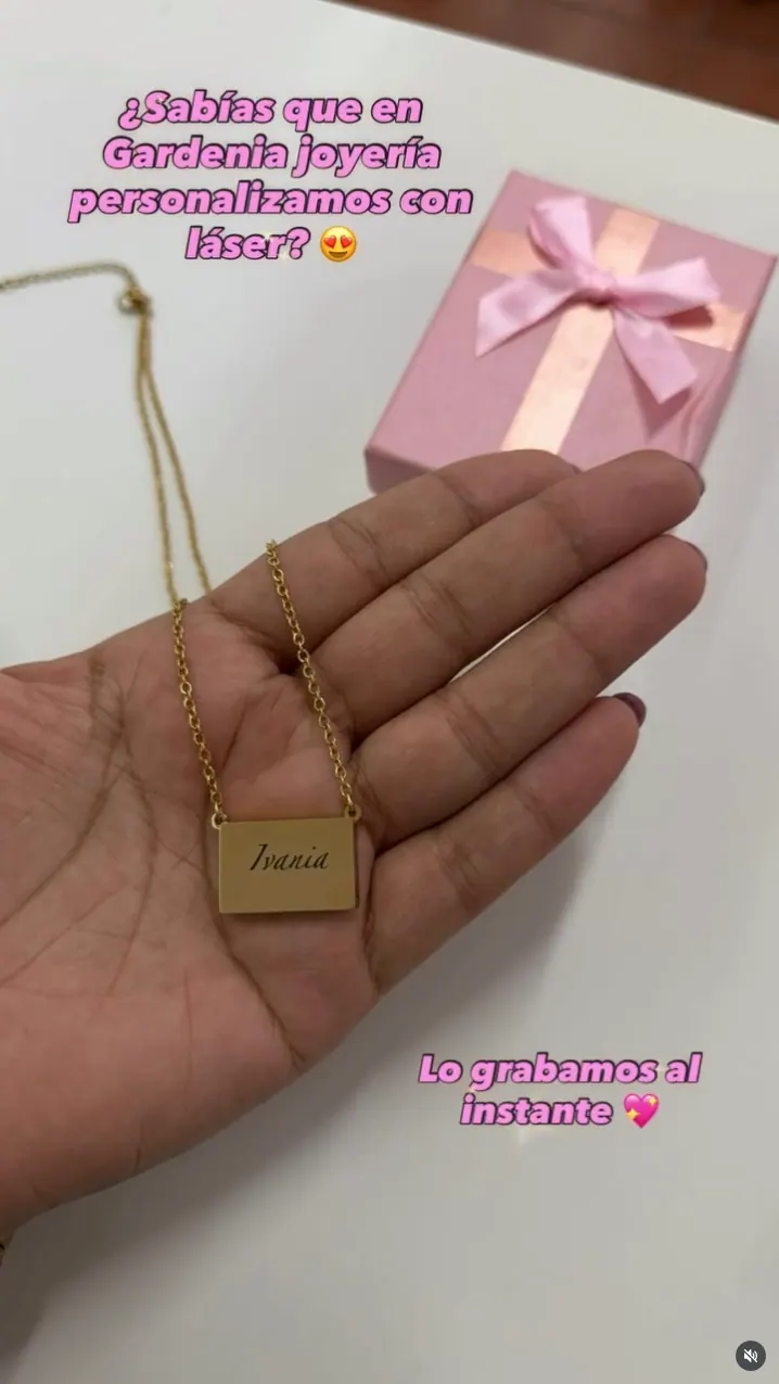 Collar con el nombre Ivana grabado, sobre una mano