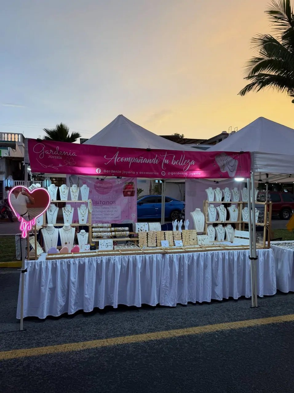 Stand de Gardenia Joyería en un mercadito al atardecer