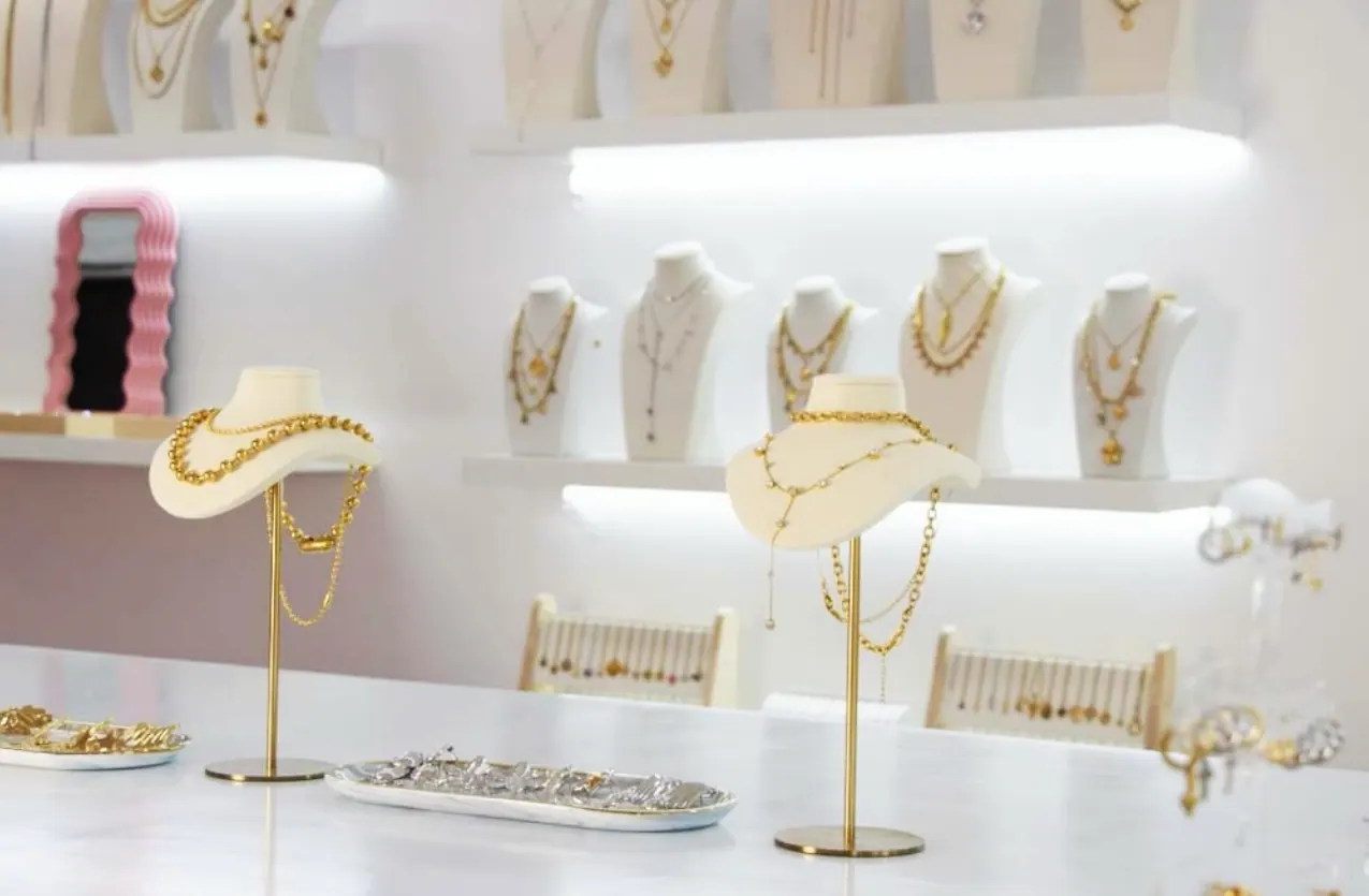 Exhibidores iluminados de collares y pulseras dentro de Gardenia